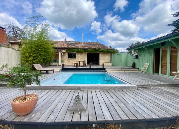Grande maison familiale avec piscine aux portes de Bordeaux jardin, terrasse et environnement calme.