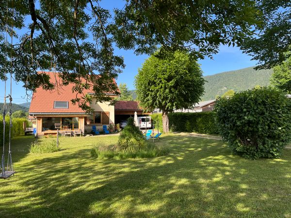 La maison de Janine et Didier Maison sur 2 étages , véranda et préau , grand terrain plat .