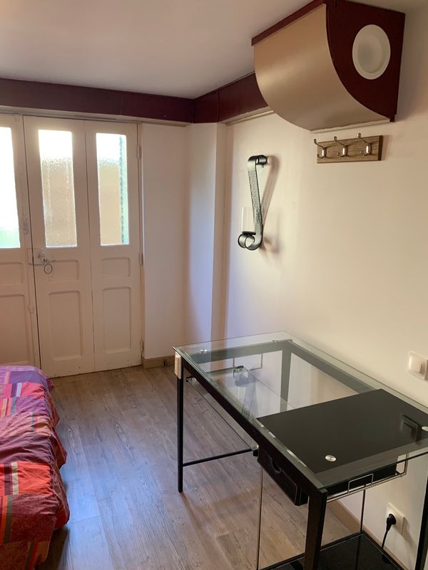 La chambre privée de Estève et Héloïse, A 15 min à pied du centre ville du Mans et de ses remparts.