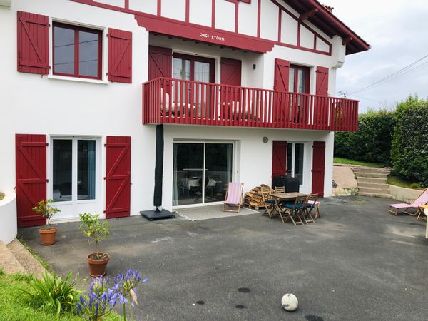 Logement rez-de-chaussée dans grande villa basque