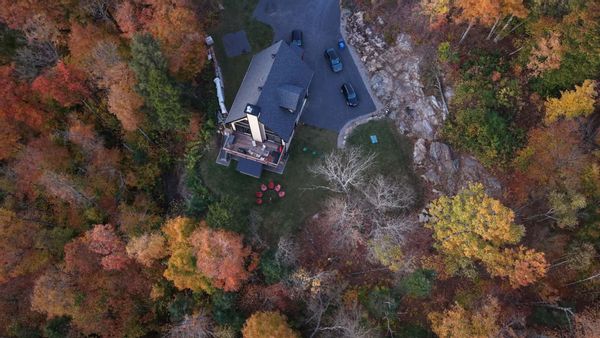 Chalet contemporain en forêt avec spa, foyer et couchers de soleil spectaculaires