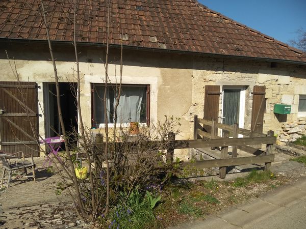 Maison mitoyenne d'un village typique de la vallée de la Loue. A5km de Saline Royale d'Arc et Senan