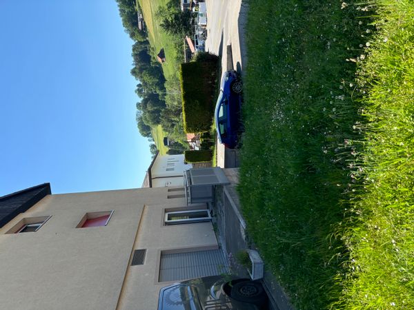 Le home de Laurent est situé en plein milieu des Alpes fribourgeoises entre Bulle et Fribourg .