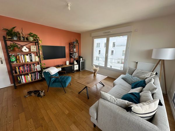 À 2 pas de Paris, le logement est situé dans un quartier familial et vivant.