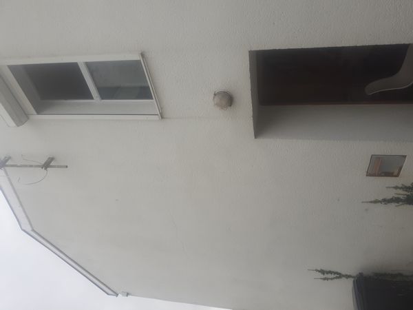 La maison possède 2 chambres, une enfant et une adulte. Entièrement rénover.  Proche plage et ville