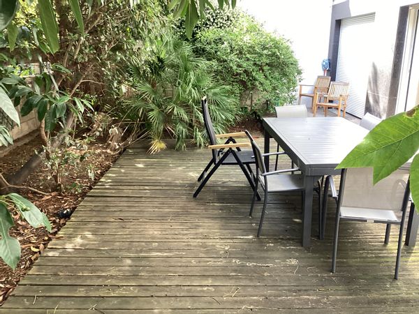 Appartement avec jardin privé dans un quartier commerçant de Paris