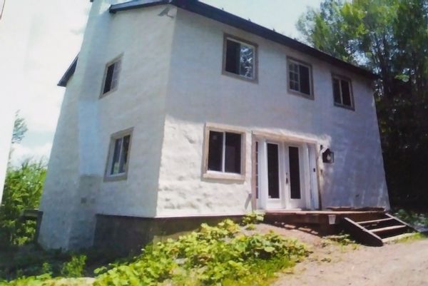 La maison en haut de la petite côte du lac à la loutre.