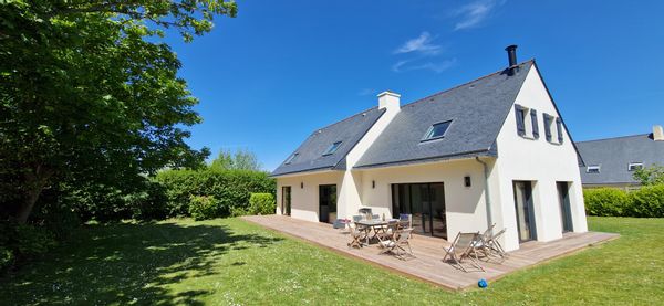 300m de la plage, maison de vacances jusqu’à 6 personnes. Lumineuse avec terrasse et jardin clos.