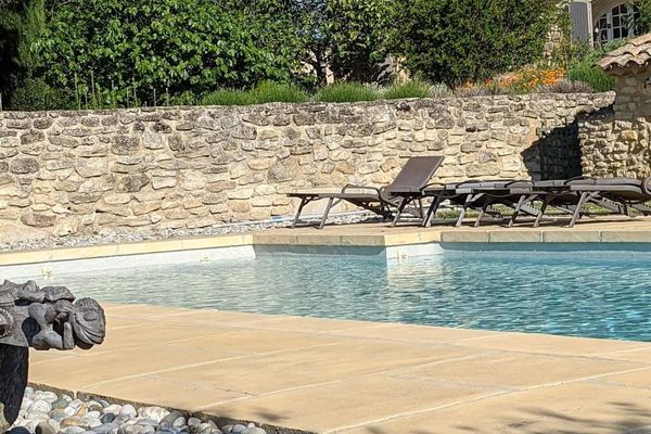 Sous les figuiers du voyageur,  maison en pierre,  dans un parc boisé avec grande piscine.