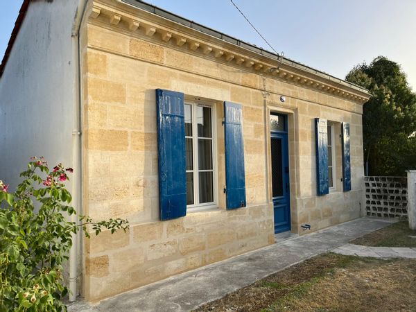 La maison aux volets bleus