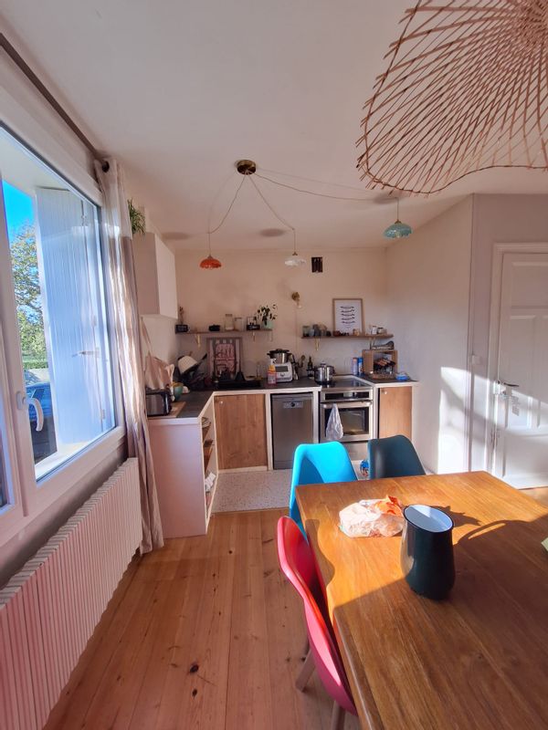 Maison avec jardin dans le bourg pour 4/5 personnes.