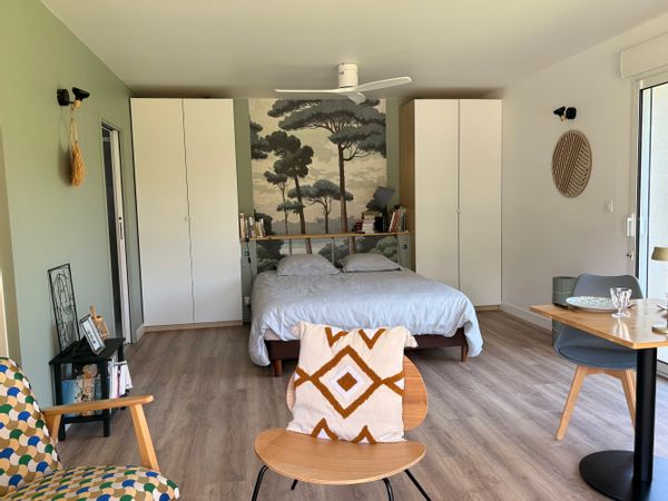 Grande chambre de 40m2, accès indépendant, jardin, terrasse et accès piscine dans un joli village