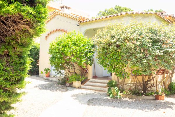 Maison de plein-pieds avec jardin et à proximité immédiate des plages et du centre ville.