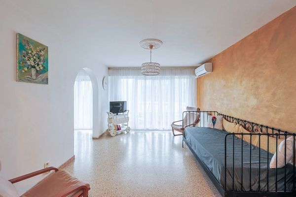 Appartement lumineux, spacieux et climatisé avec terrasse et parking privé à Toulon