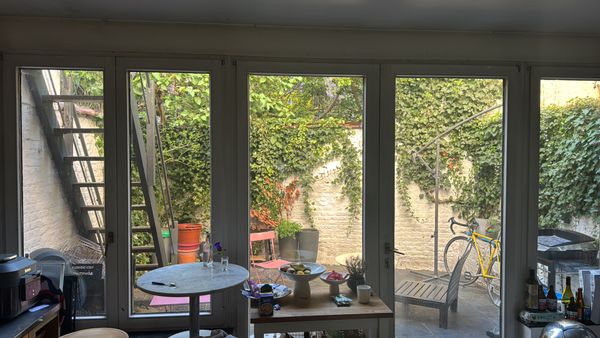 Chambre avec balcon dans grande maison bruxelloise