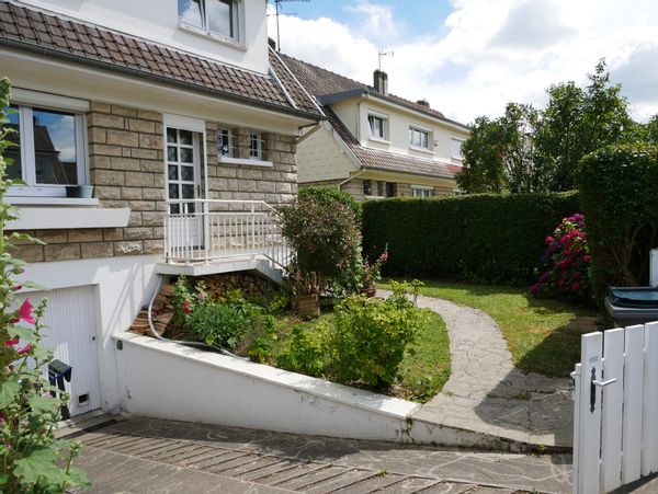 Maison de ville , claire  et fonctionnelle en périphérie de Rouen, dans un environnement calme.