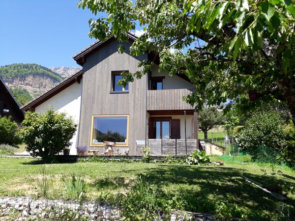Chalet de montagne ensoleillée et chaleureux dans un village de Chartreuse