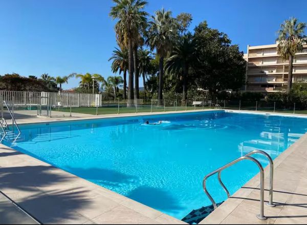 Superbe appartement dans une residence de luxe avec parc privé, piscines, tennis et la mer à 5 min