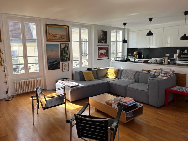 Très bel et lumineux appartement de 2 chambres dans le quartier très prisé du Marais. Tous commerces
