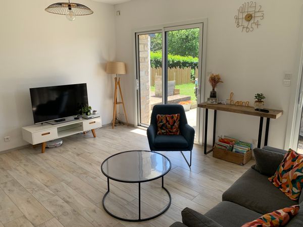 Maison avec grand jardin, en bordure de forêt et à proximité des plages.