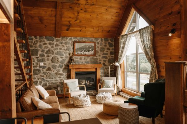 Chalet chaleureux en bois au pieds d'une montagne de ski.  Deux chambres fermées et une mezzanine.