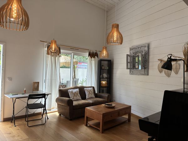 Atelier cosy avec mezzanine et accès piscine