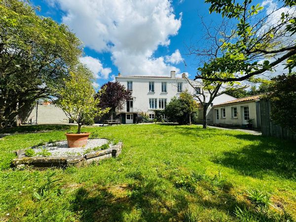 Maison en pierre pleine de charme entièrement rénovée avec goût, idéalement située.