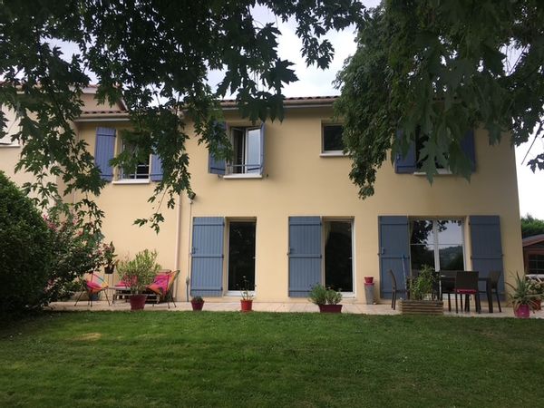 La chambre privée de Dominique  dans maison au calme dans le beaujolais, au pays des pierres dorées