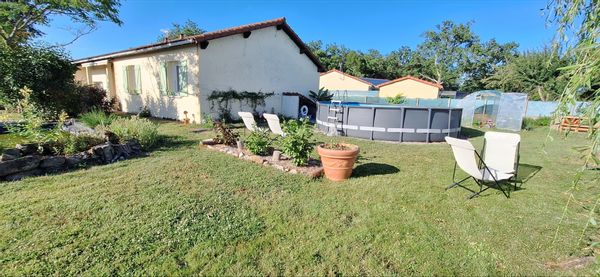La maison de MARYLINE Maison pour 4 personnes au cœur d'un petit village auvergnat