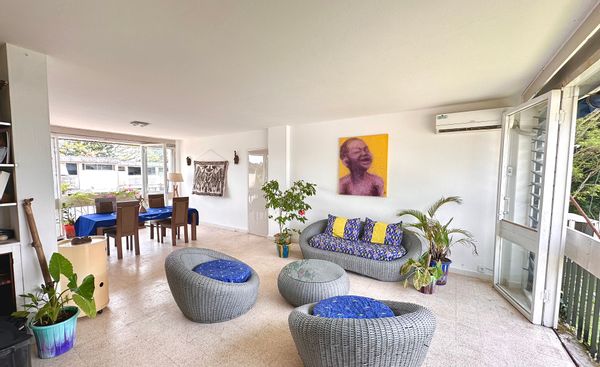 Un appartement bien situé proche de tout et avec un emplacement paisible et verdoyant.