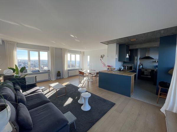 Penthouse avec vue dégagée exceptionnelle.  Levers et couchers de soleil magnifiques.  Très calme !
