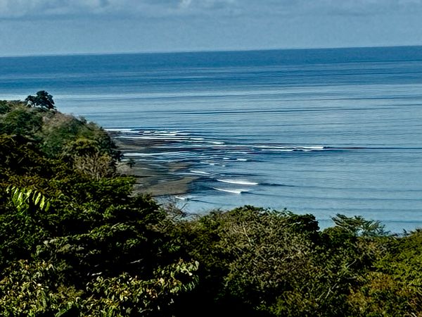 CASA KABU est une villa neuve dans la jungle dominant l’océan pacifique