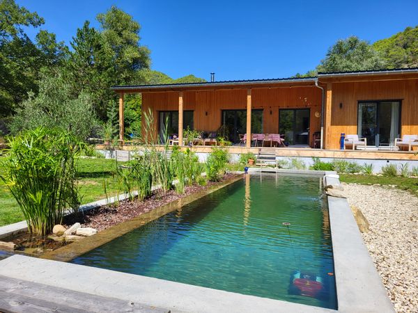 maison bioclimatique  neuve en bois et paille ,4 km de Nyons , bassin naturel en pleine nature