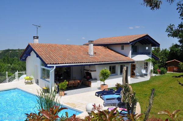 Villa 6 chambres, piscine chauffée, située au bout d'une impasse dans environnement calme, verdoyant