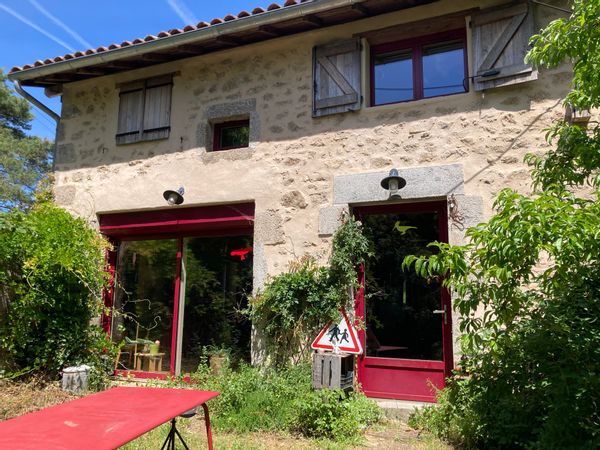 La maison des Lapougeots, proche de l'Etang de St Estèphe : havre de nature et de sérénité.