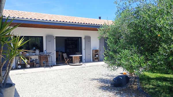 La maison de Celine Maison située à environ 15min à pied de la côte, dans un p'tit village agréable