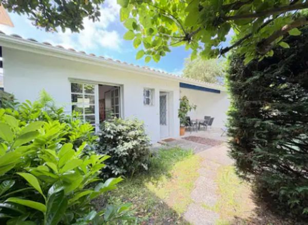 Maison située à Biscarrosse plage qui peut accueillir 4 personnes.
