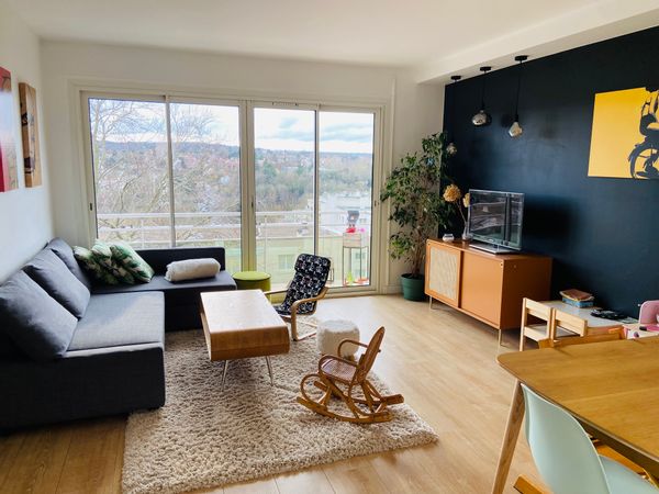 Bright Family-Friendly 2-Bedroom Apartment for 5 in the Heart of Saint-Germain-en-Laye, Near Paris
