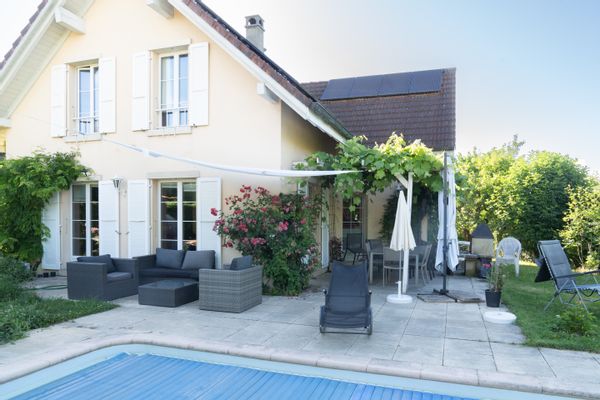 Maison en triplex avec piscine et jardin, près de Lausanne et du lac Léman