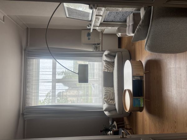 Grand appartement familial de standing avec bel extérieur aménagé avec des meubles de jardin, garage