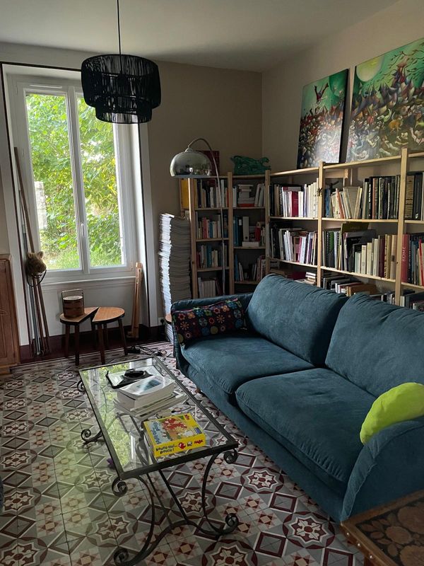 Maison de ville en bord de Sèvre, avec jardin, deux chambres et un canapé lit.