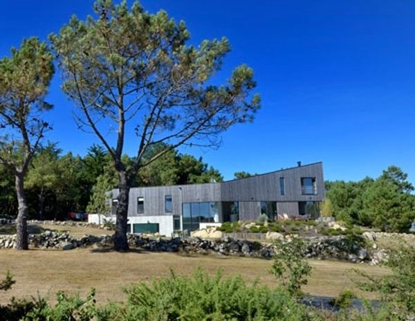 maison d'architecte en bois ,  vue a 180 degrés sur l atlantique  avec piscine intérieure.