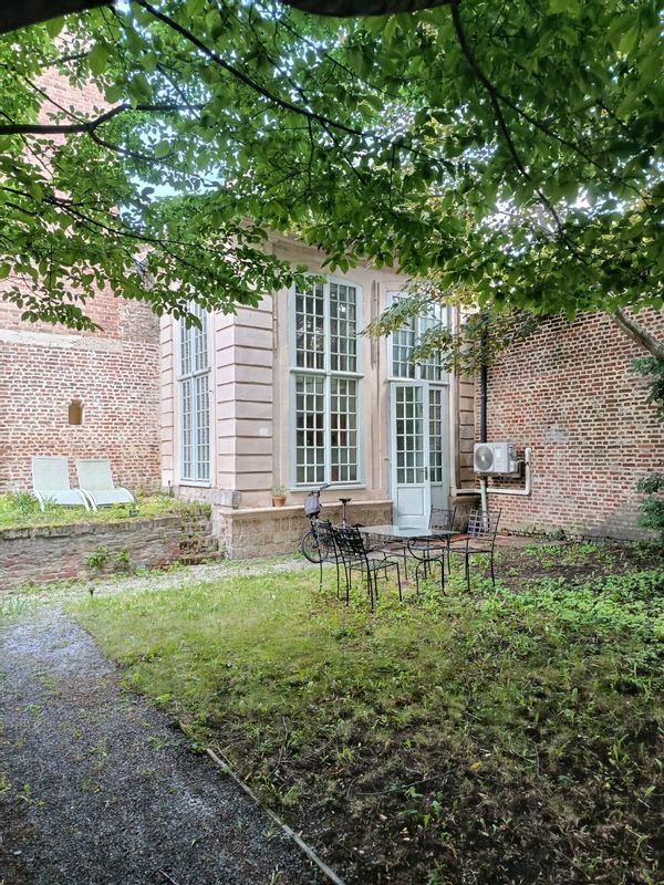 Mini maisonnette avec jardin