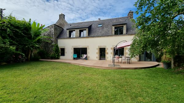 Maison nichée au cœur d’un bourg de caractère, dans un environnement bucolique et préservé.