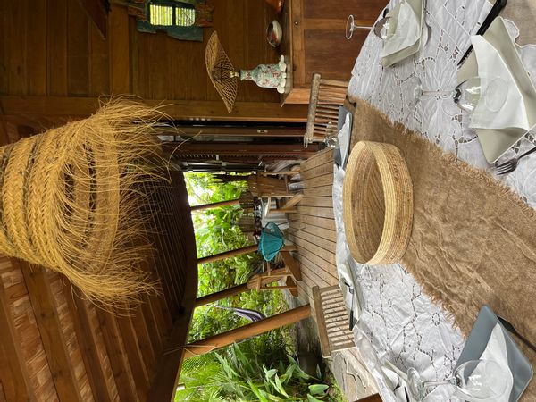 La maison de Caroline est une maison en bois perchée sur les hauteurs d’un morne bien ventilé.