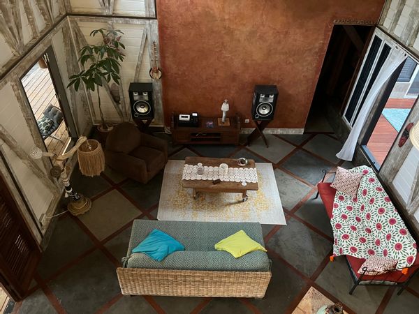 La maison de Caroline est une maison en bois perchée sur les hauteurs d’un morne bien ventilé.