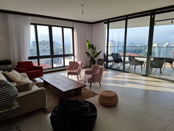 Appartement de plein pied de plus de 400 métres carrés avec très belle terrasse au 12ième étage.