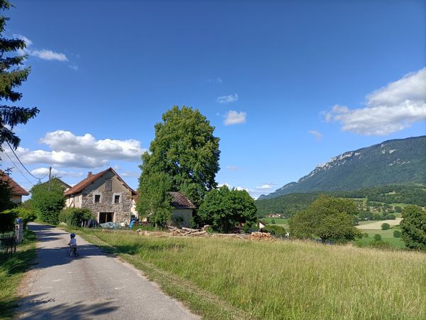 Ferme dans un petit village entre lacs et montagnes