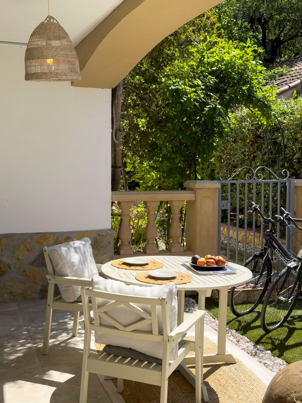 Studio bord de mer avec jardin au rez-de-chaussée d'une villa ancienne