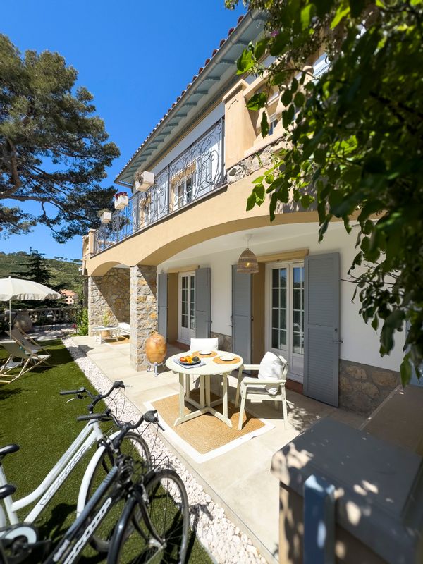 Studio bord de mer avec jardin au rez-de-chaussée d'une villa ancienne
